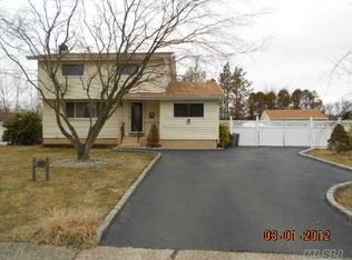 38 Circle Dr, Wheatley Heights, NY 11798