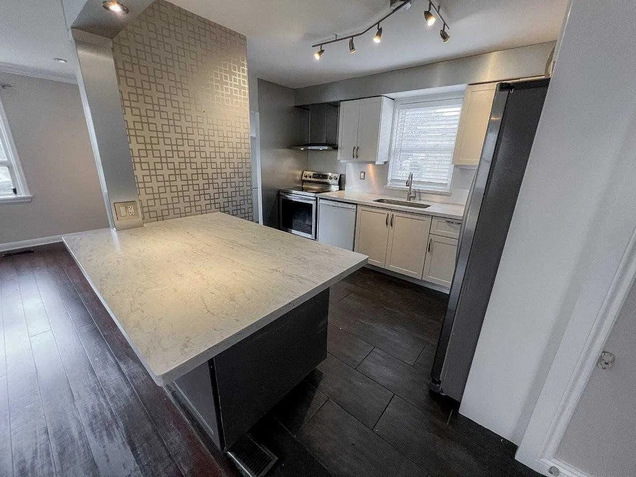 220 Ellington Dr - Main — Photo 2