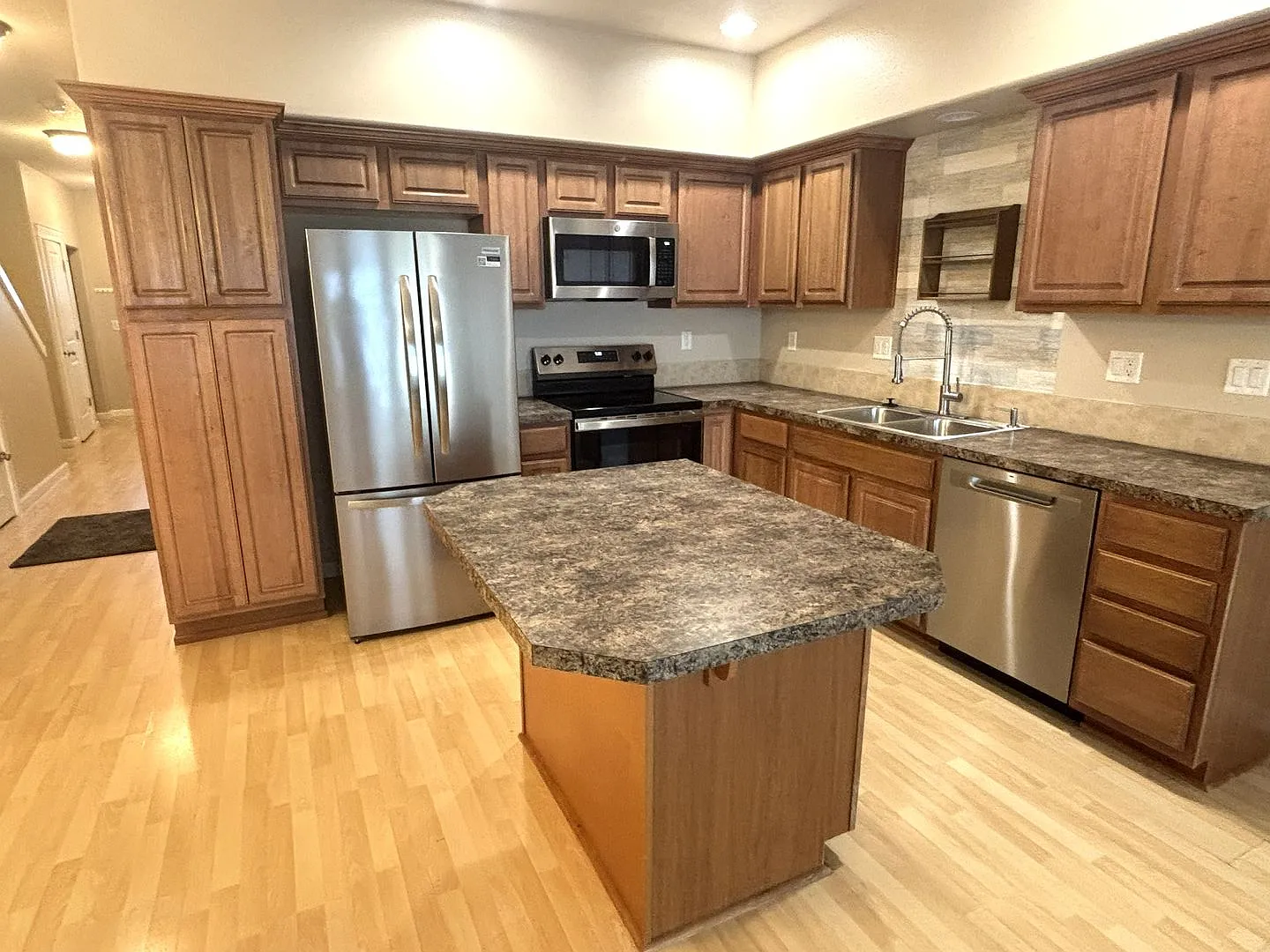Great Location! Well maintained Townhome , one car garage, fenced backyard! — Photo 3