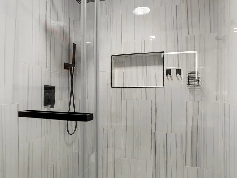 Common full bath(upstairs)