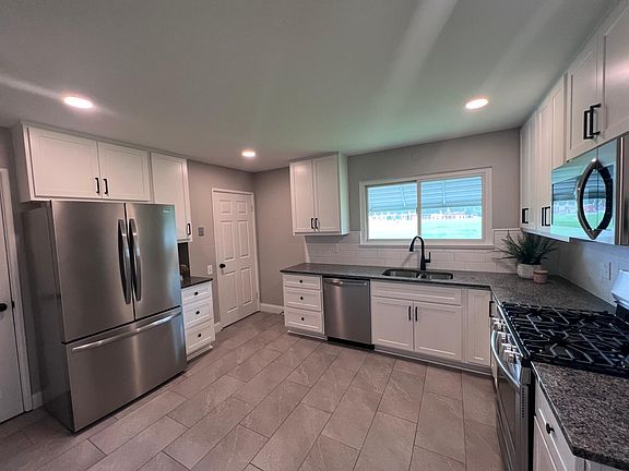 Brand NEW modern kitchen with 42" White Cabinets, Granite Countertops and ALL NEW Stainless Steel appliances and large pantry