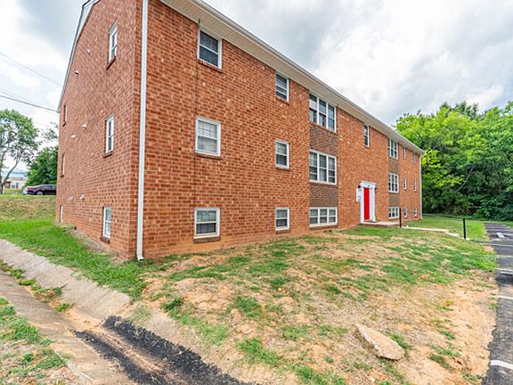 3rd image of 144 Wesley Dr #11
