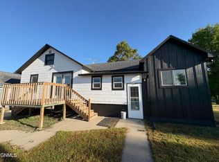 121 4th St S, Ellendale, ND 58436
