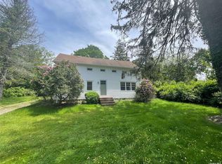 159 Mills Pond Rd, Saint James, NY 11780