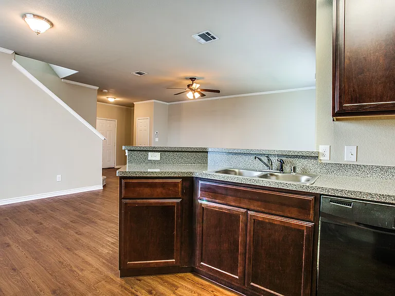 450 Woodgrove Dr #B — Photo 6
