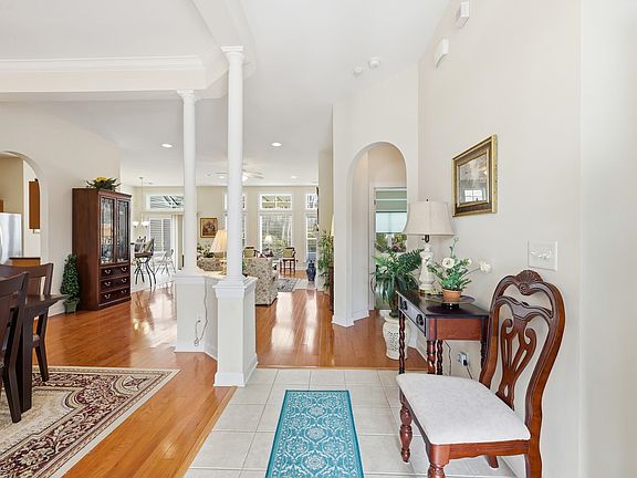 4th image of 160 Three Oak Ln.