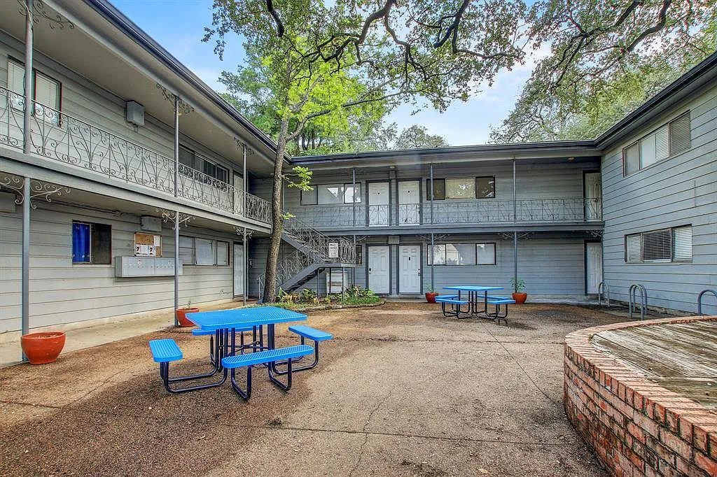 2 bed, 2.0 bath, 699 sqft, $1,400 — Photo 2
