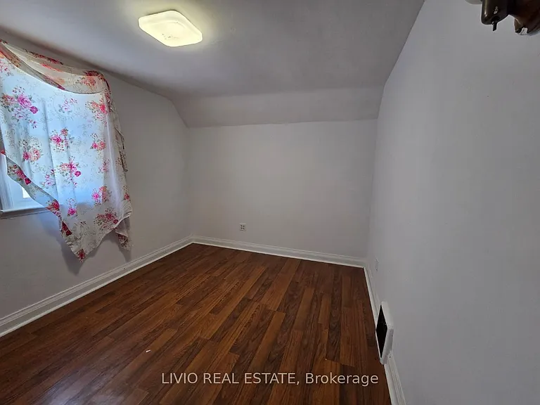 323 Queen St E — Photo 17