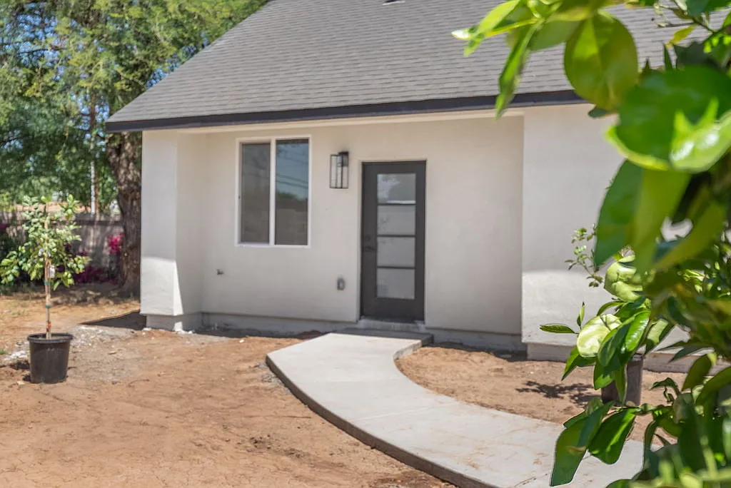2 bed, 800 sqft, $2,300 — Photo 1