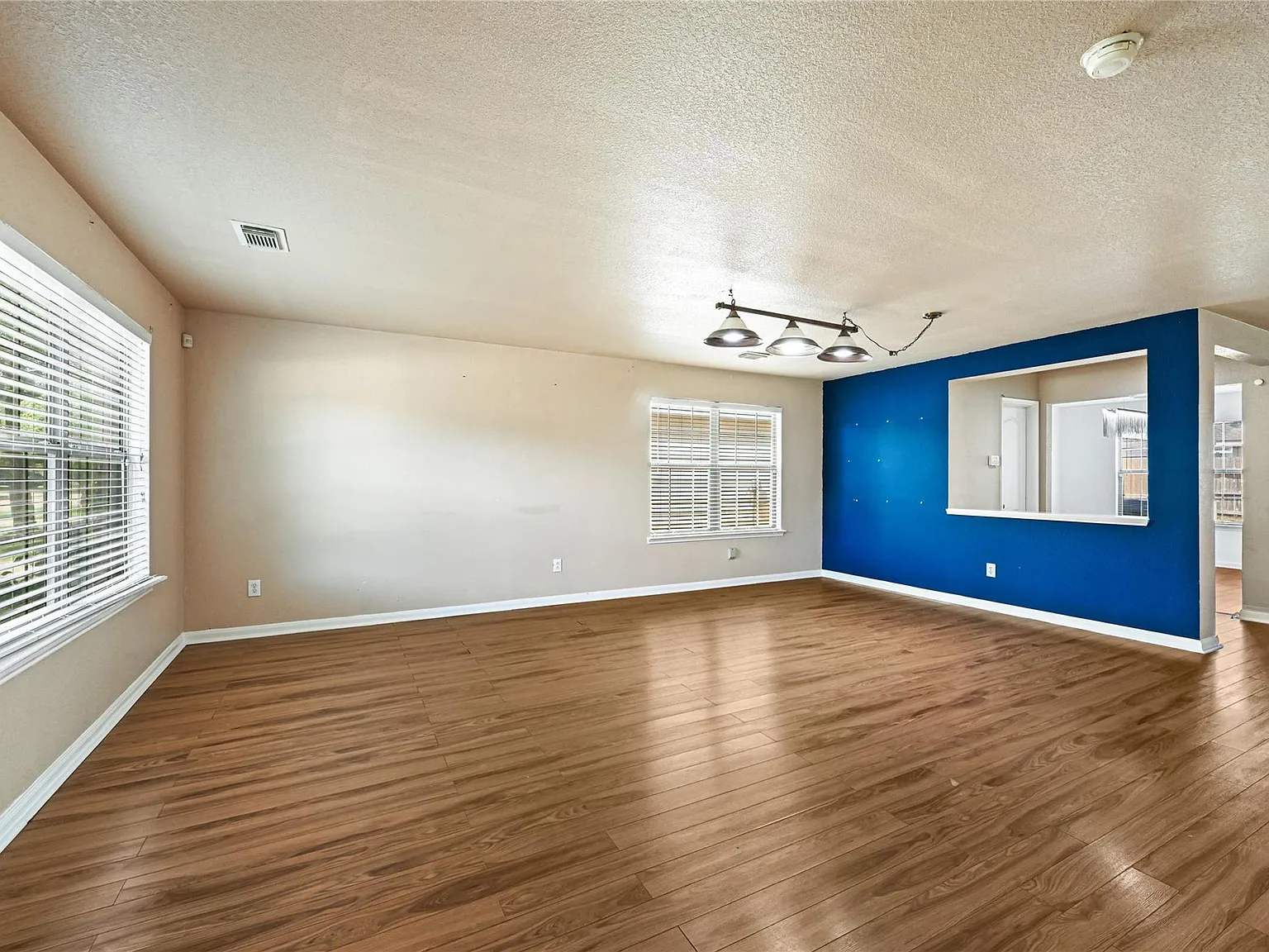 4 bed, 2.5 bath, 2508 sqft, $2,200 — Photo 3