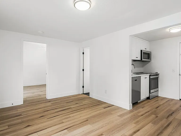1037 1/2 Litch Ct — Photo 8