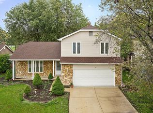 10 Boxwood Ct, Streamwood, IL 60107