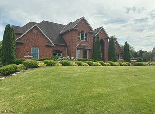 3204 Maple Creek Dr, Zanesville, OH 43701