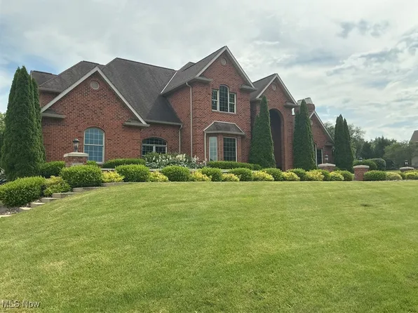 3204 Maple Creek Dr, Zanesville, OH 43701