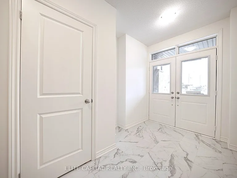 84 Holyrood Cres — Photo 17