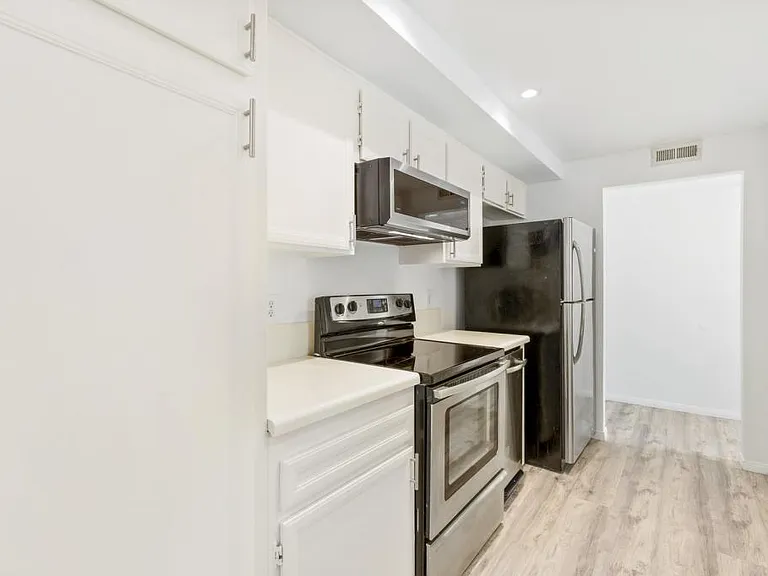 1040 E Washington Ave — Photo 18