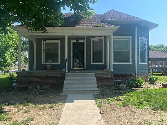 3rd image of 210 W Saline St