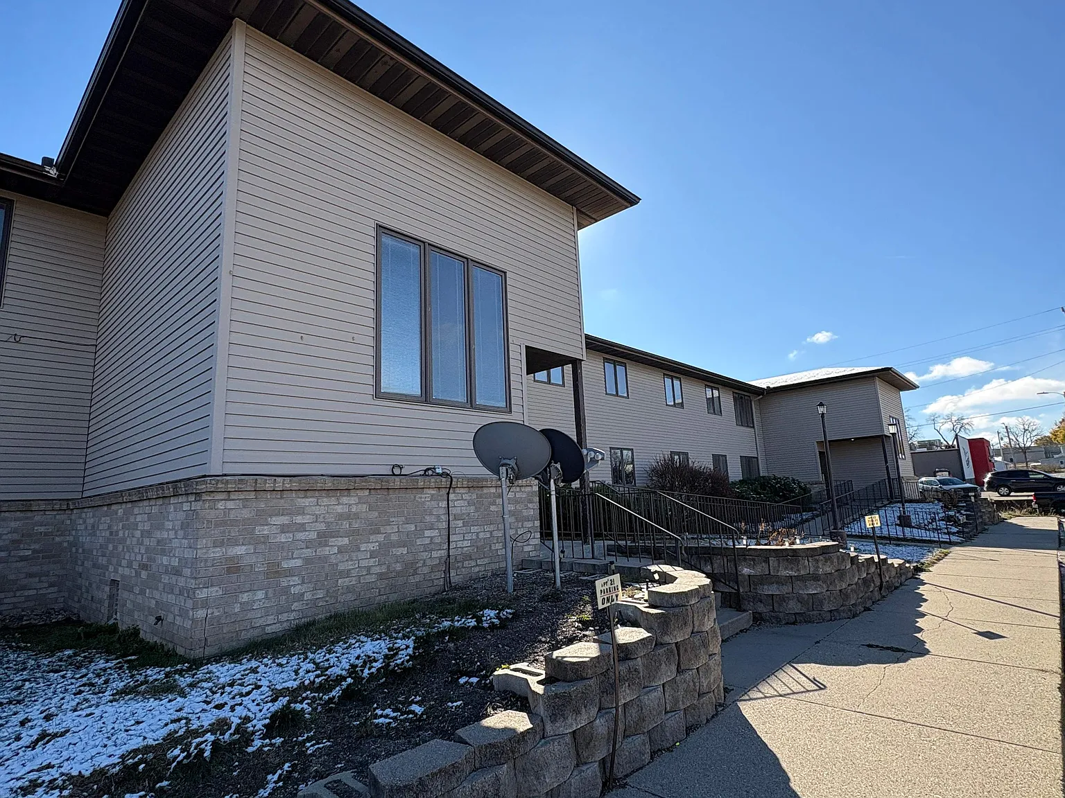 2 bed, $895 — Photo 1
