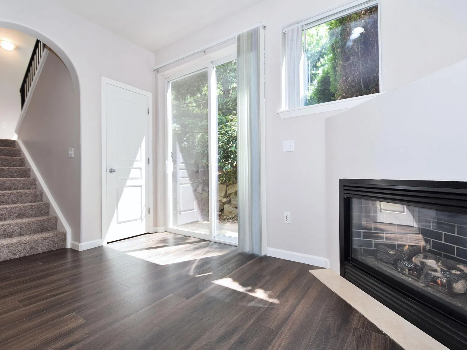 2 bed, 1096 sqft, $2,099 — Photo 1