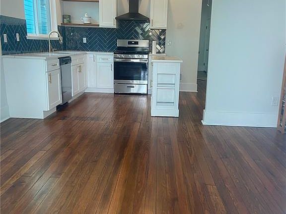 2nd image of 3118-20 Banks St