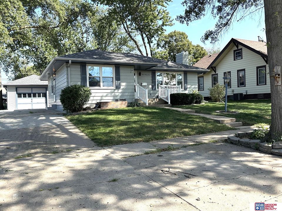 1st image of 334 E Roberts St
