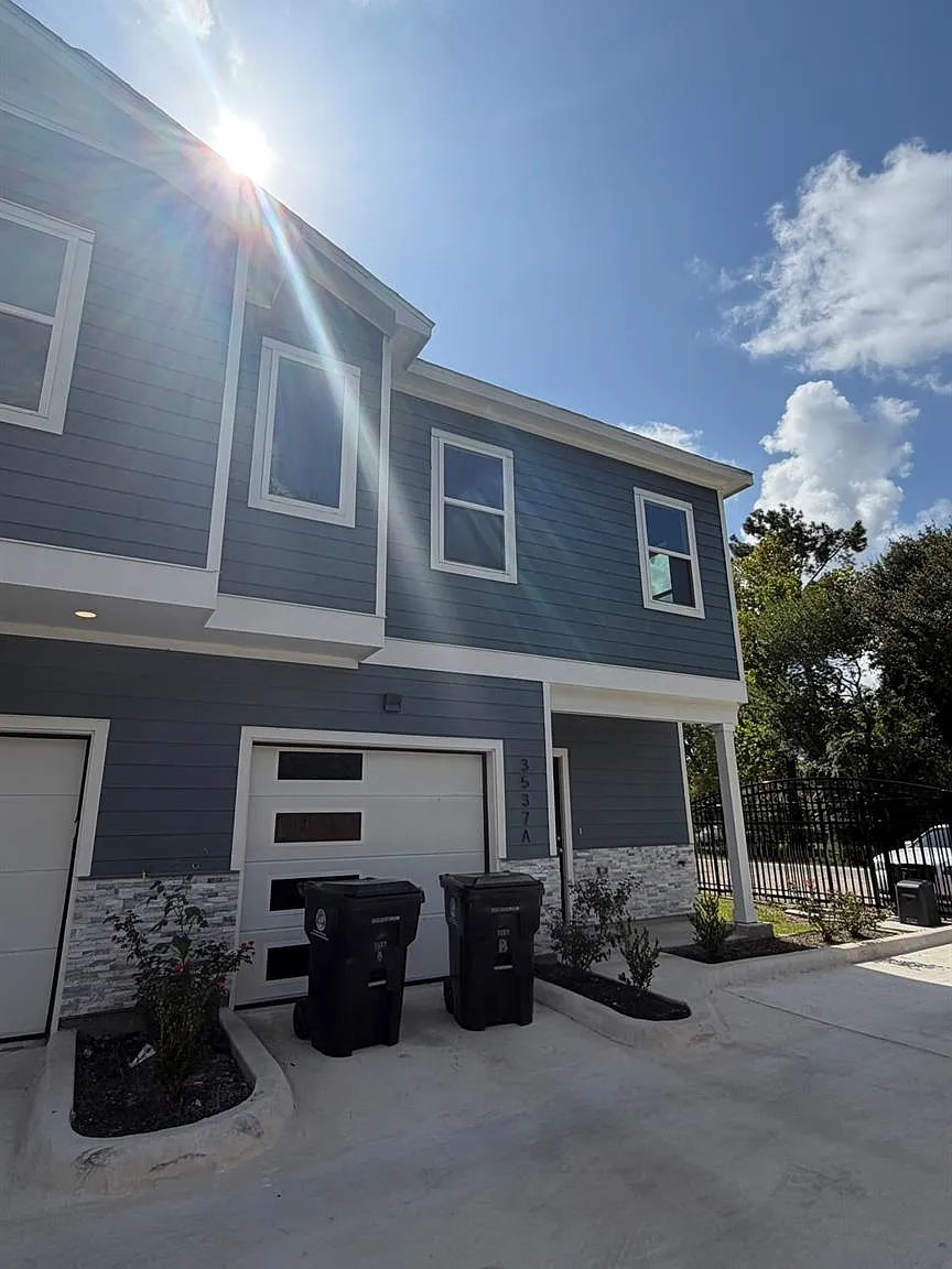 3 bed, 2.5 bath, 1209 sqft, $1,690 — Photo 2