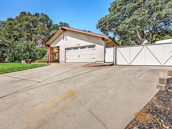 3rd image of 2728 King Edward Dr
