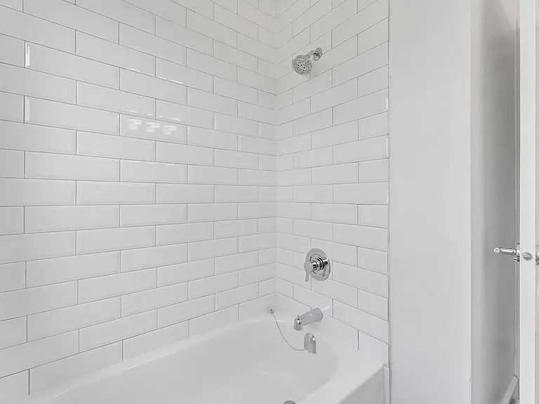 389 Yonge St — Photo 25