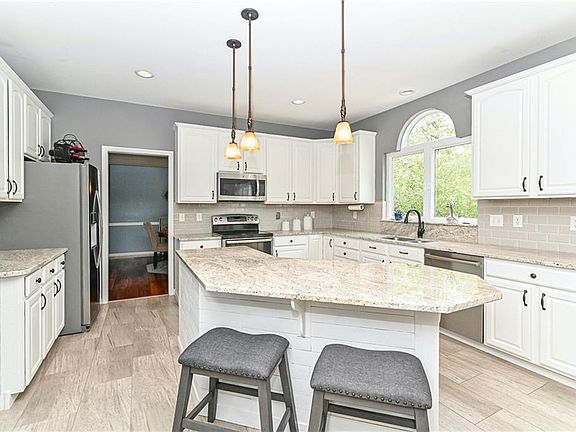 4th image of 668 Richland Way