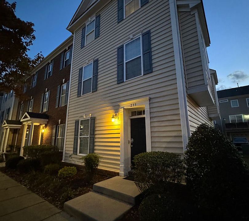 1st image of 233 Carnelian St
