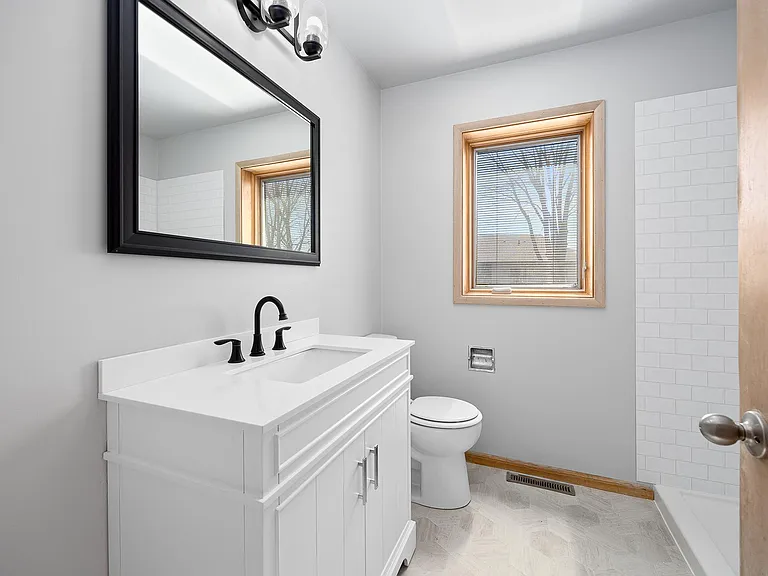 1405 E Rushmore Dr — Photo 3