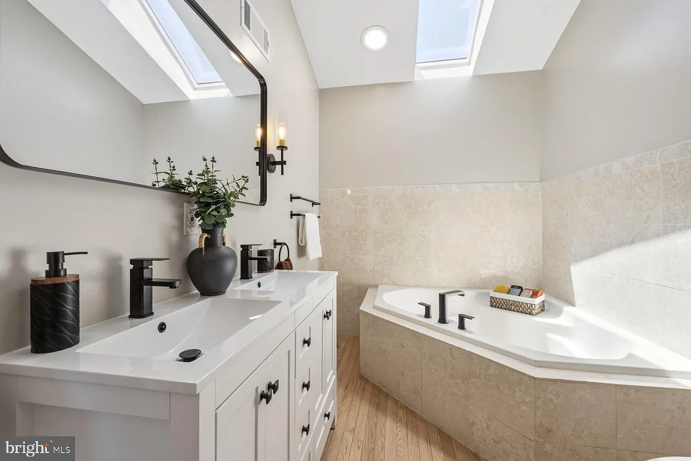 6 bed, 4.5 bath, 3399 sqft, $6,000 — Photo 4