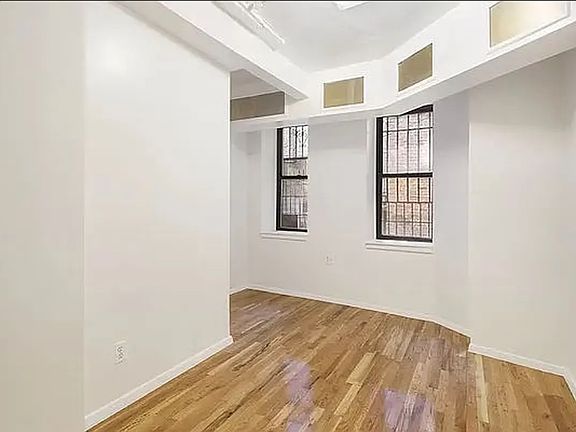 3rd image of 164 Waverly Pl APT B2