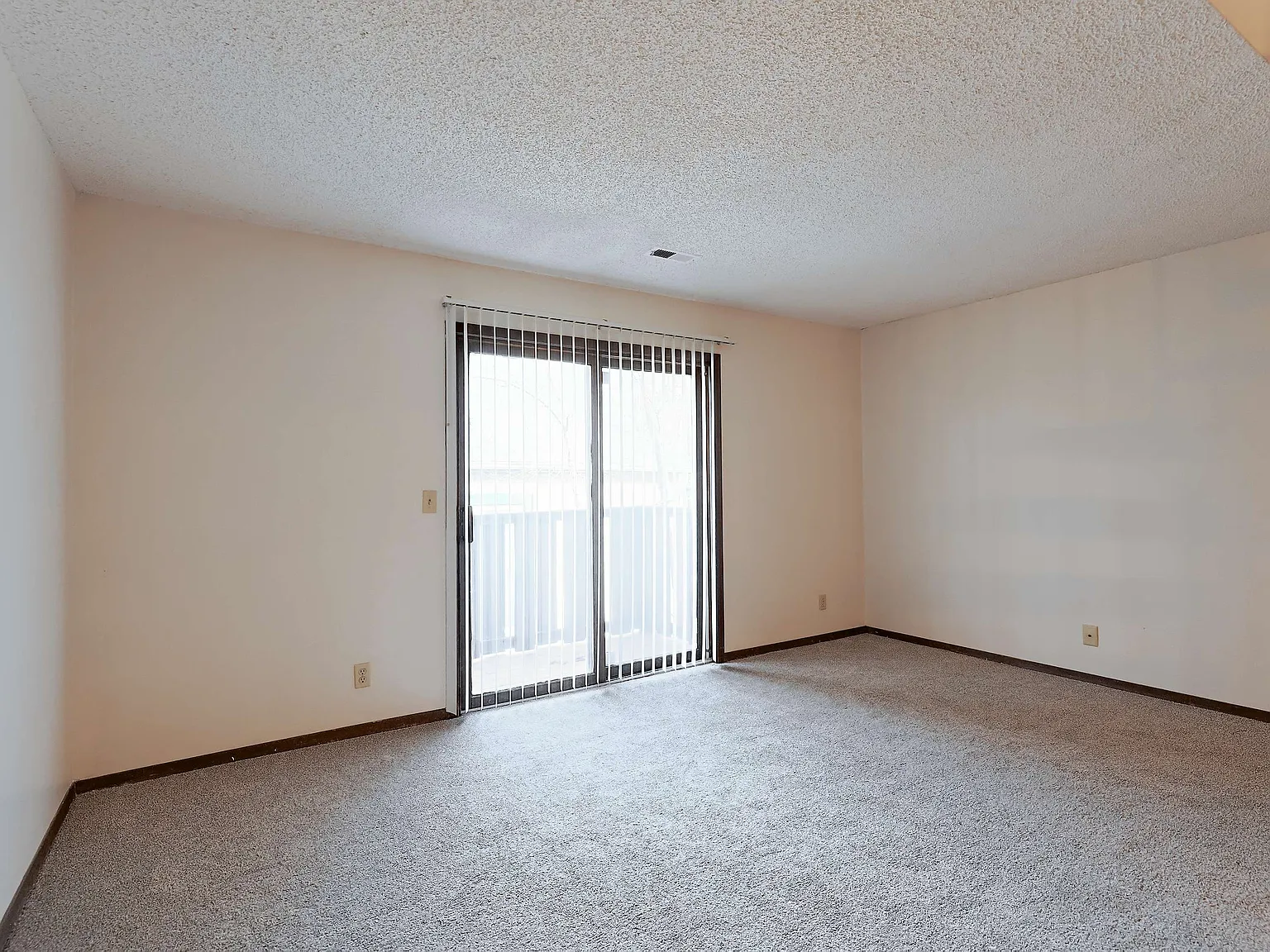 2 bed, 843 sqft, $909 — Photo 2