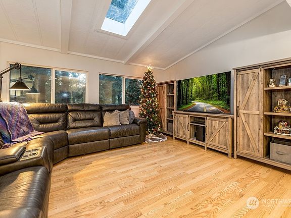 Living Room>