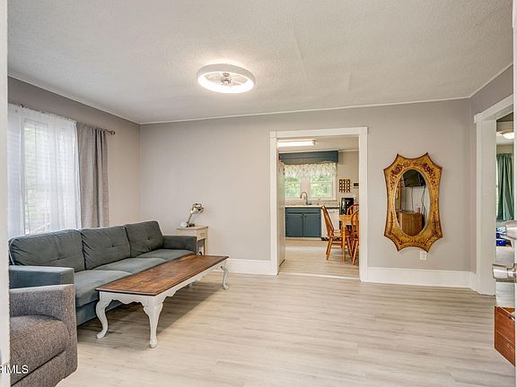 5th image of 207 Johnston Ave