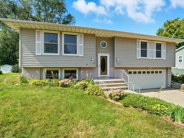 2614 Hiawatha Rd, Cedar Falls, IA 50613