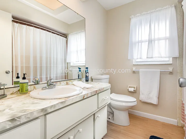 922 SE 25th Ln — Photo 10