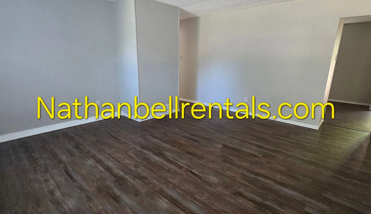 Single Family Home: 3 bed, 1 bath — Photo 2