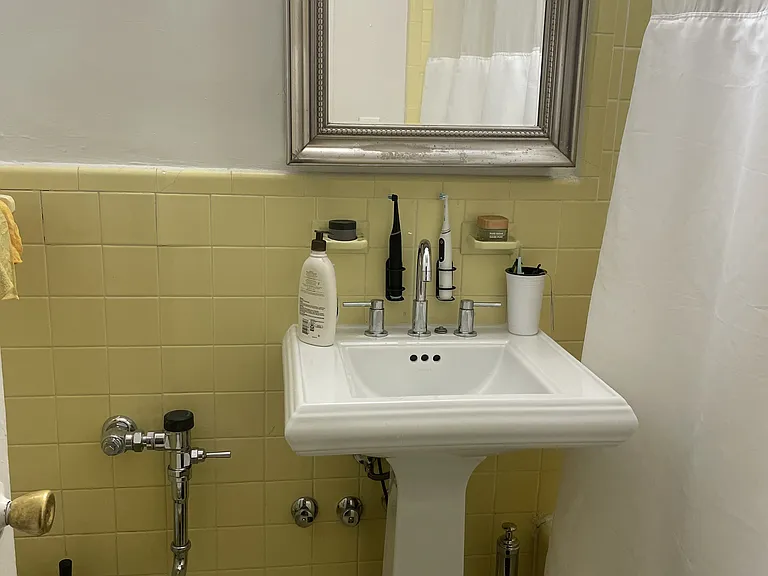 147 E 82nd St #6-D — Photo 4