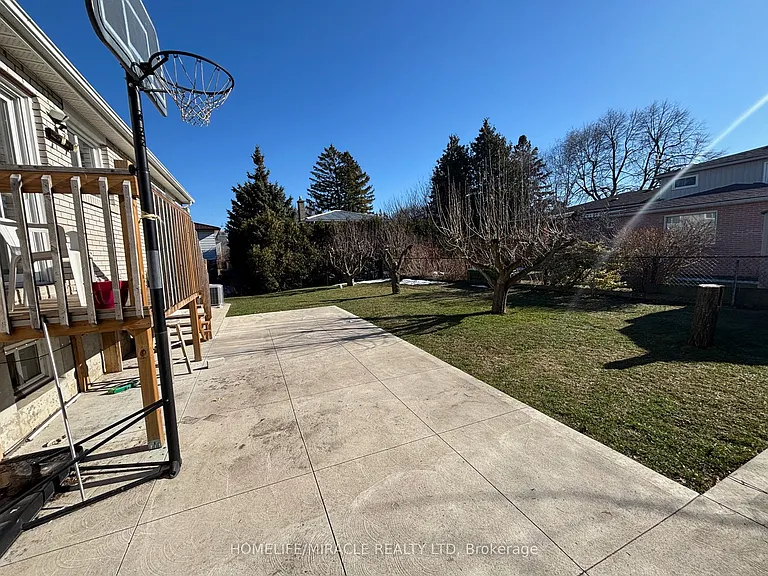219 McMurchy Ave S #MAIN — Photo 27