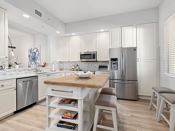 3rd image of 33 Harbour Isle Dr Unit 105