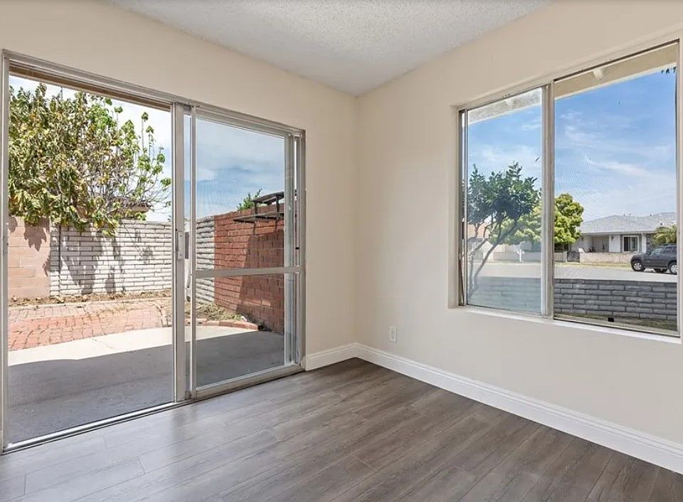 Dining room with access to courtyard