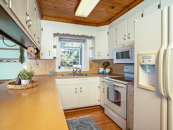 2nd image of 54 Romaine Ln