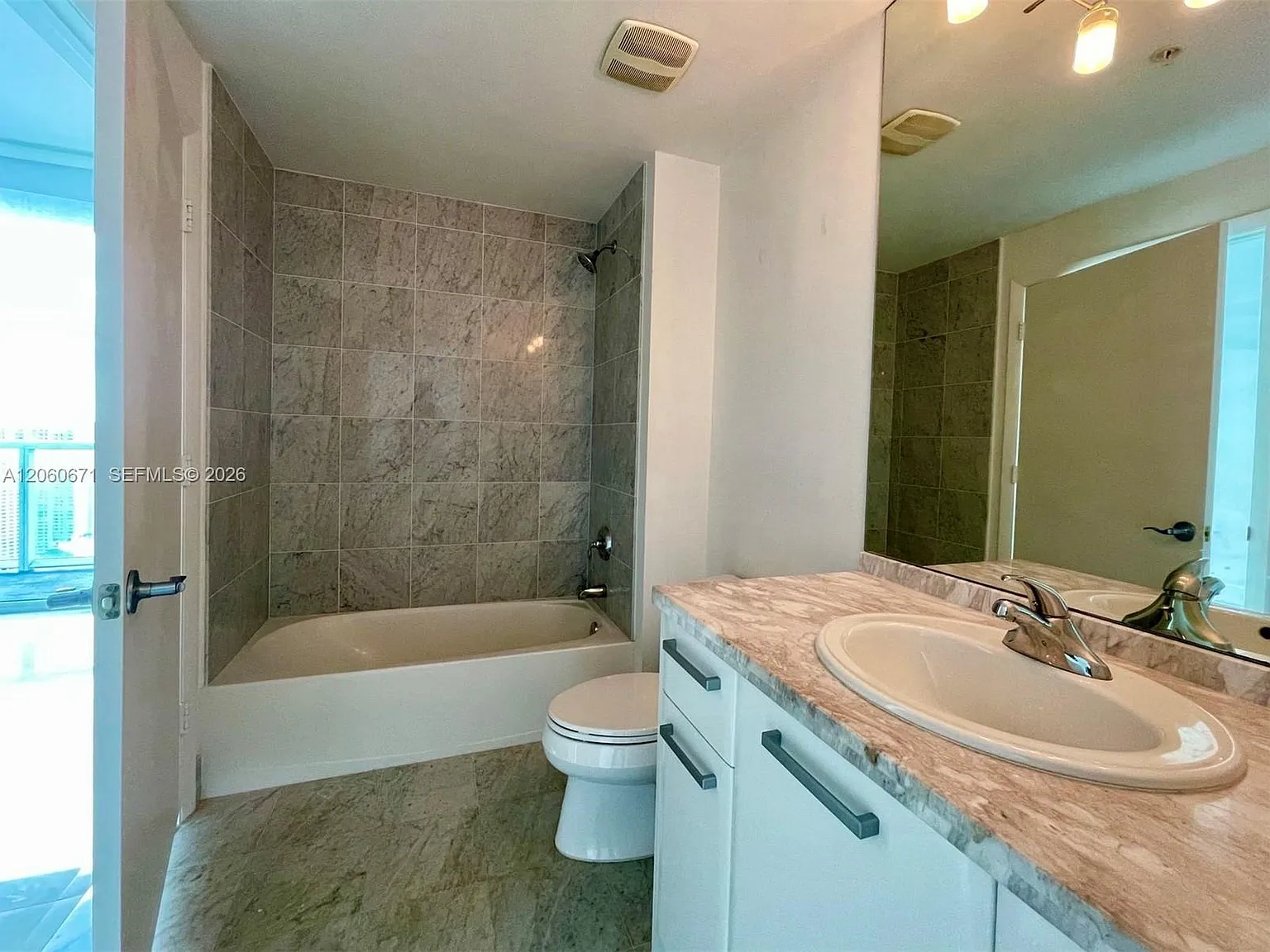 Vizcayne North Condo — Photo 4