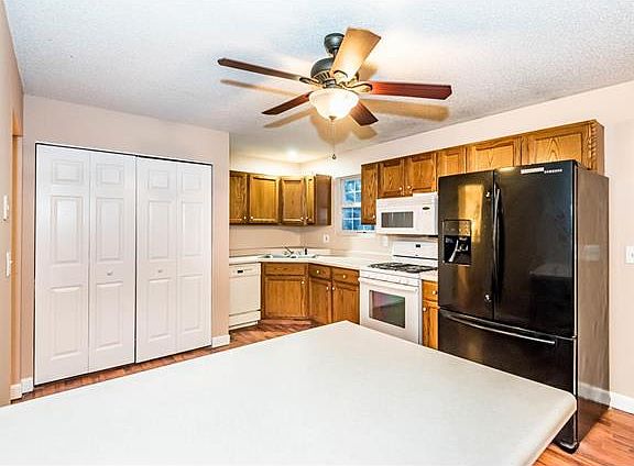 3rd image of 207 Glenlake Dr