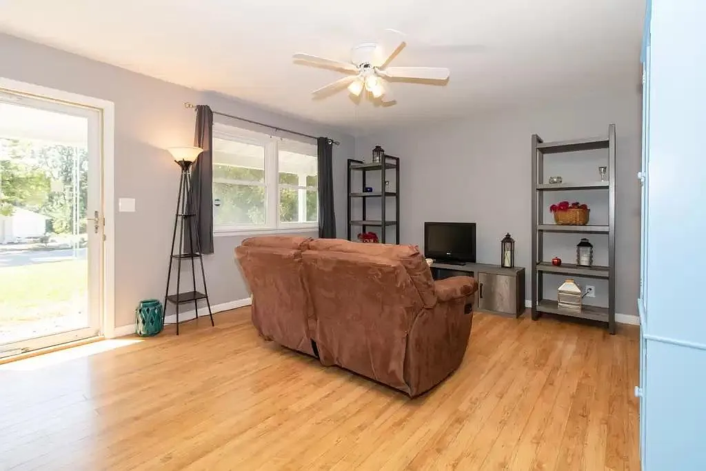 3 bed, 1001 sqft, $1,650 — Photo 2