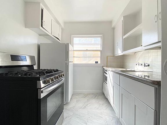 2nd image of 2021 Cloverfield Blvd