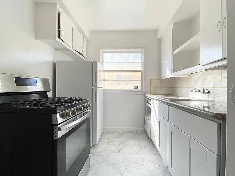 2021 Cloverfield Blvd — Photo 2