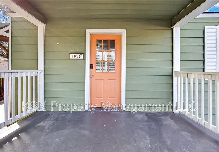1919 Greenwood St — Photo 7